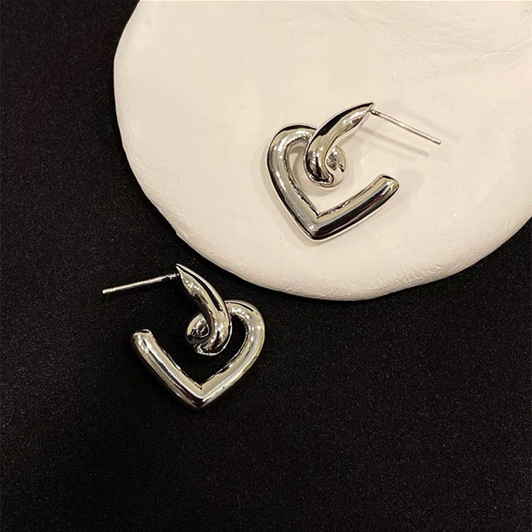 Niche design twisted metal heart earrings female Korean personality simple and versatile temperament earrings