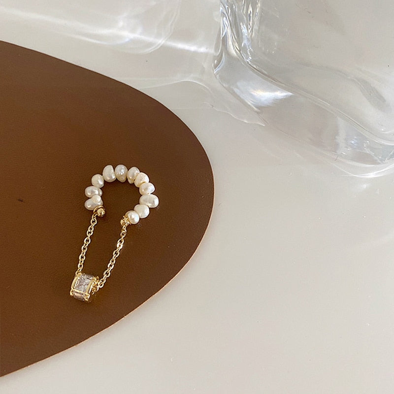 French Pearl Ear Bone Clip Women Fake Piercing Ear Cuff Retro Elegant Irregular Natural Pearl Ear Clips On Earrings Jewelry Gift