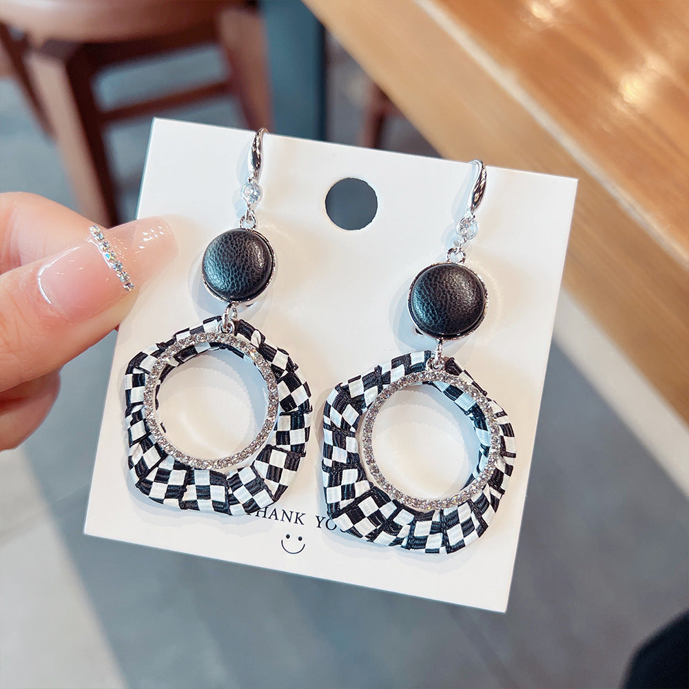 Black And White Checkerboard Earrings High-End Earrings Exaggerated Temperament Cold Wind Ins Earrings Retro Design Earrings