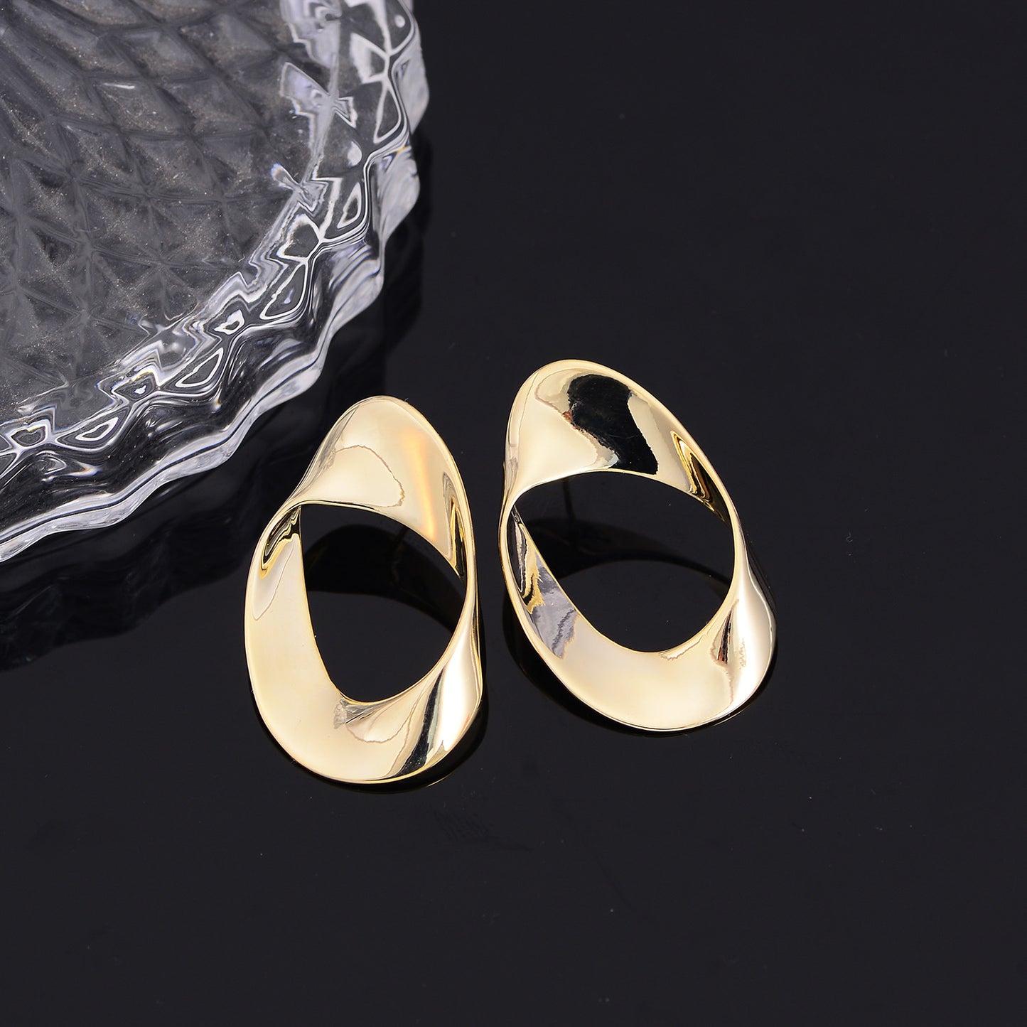 Personality design earrings new trendy small circle earrings female temperament Korean earrings fashion simple earrings