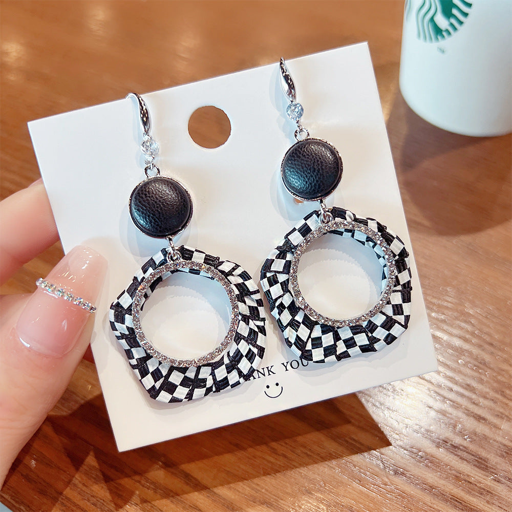 Black And White Checkerboard Earrings High-End Earrings Exaggerated Temperament Cold Wind Ins Earrings Retro Design Earrings