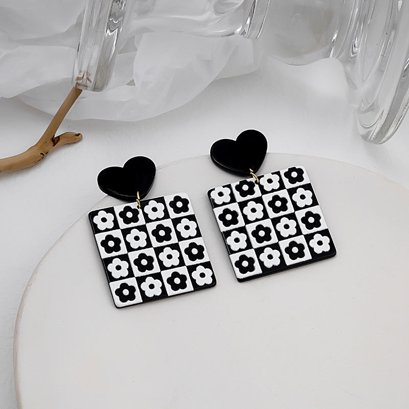 Love Flower Graffiti Stud Earrings Geometric Plaid Irregular Square Earrings Peach Heart Black and White Color Matching Earrings