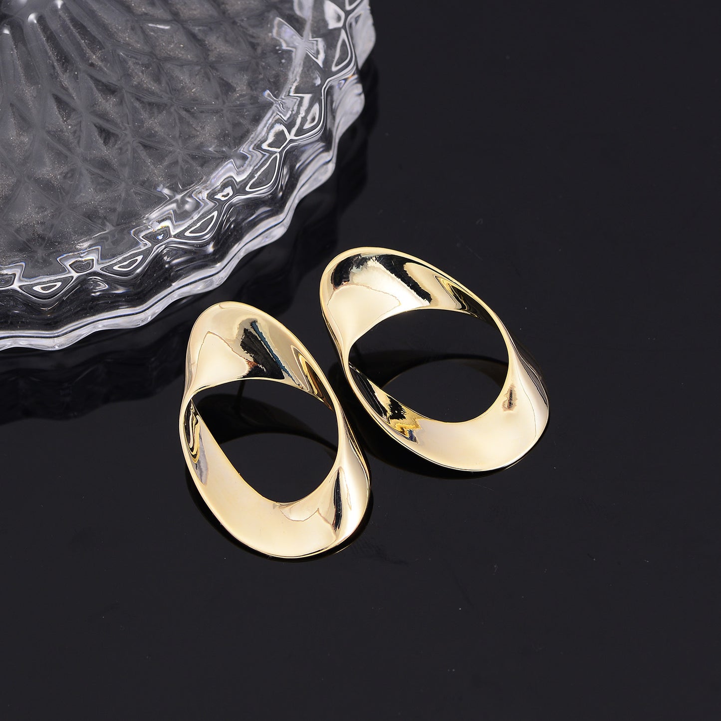 Personality design earrings new trendy small circle earrings female temperament Korean earrings fashion simple earrings