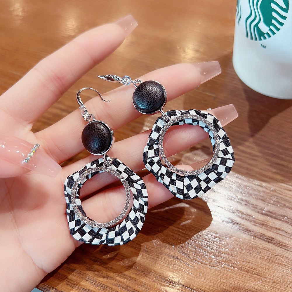 Black And White Checkerboard Earrings High-End Earrings Exaggerated Temperament Cold Wind Ins Earrings Retro Design Earrings